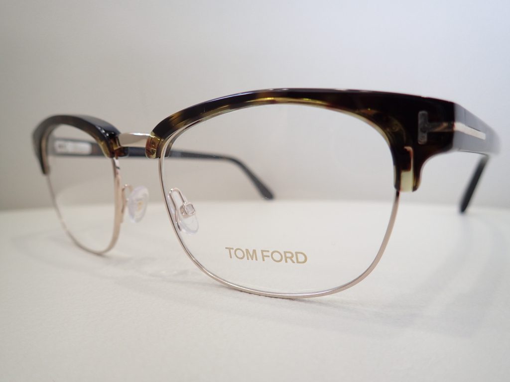 TOM FORD(トムフォード) 「TF5458」 落ち着きと柔らかさが印象のサーモントブローです。