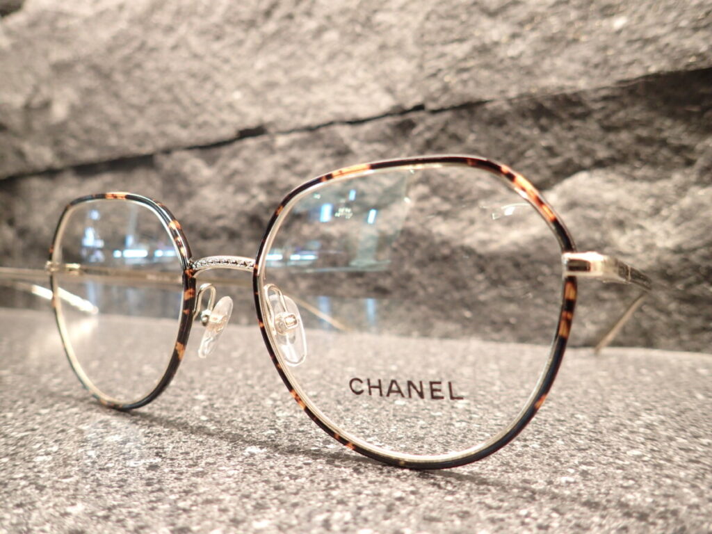 シャネル（CHANEL）「2189-J」華奢なフレームの中に力強さがあります。