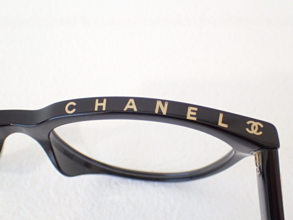 CHANEL 眼鏡用フレーム 新作テンプルCHANELロゴ付ブラック