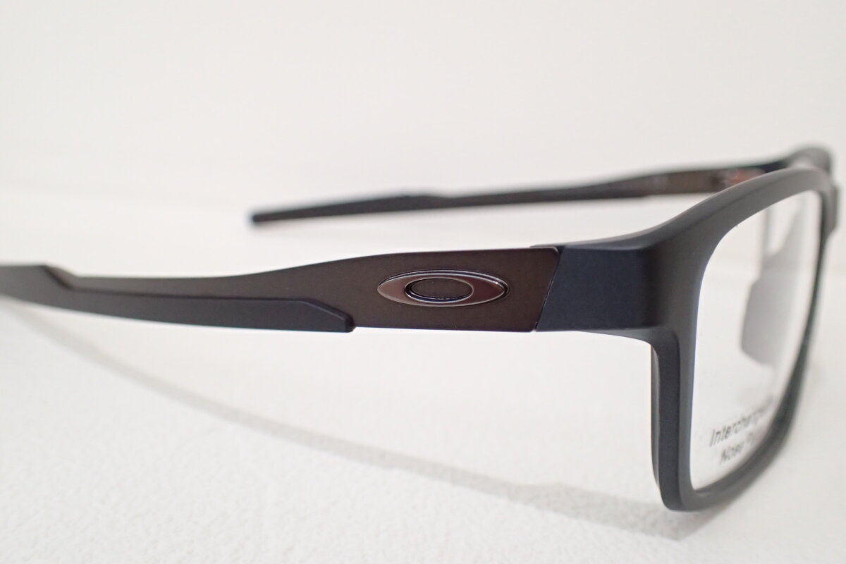 オークリー「METALINK」OX8153 異素材の組み合わさったスポーツメガネ
