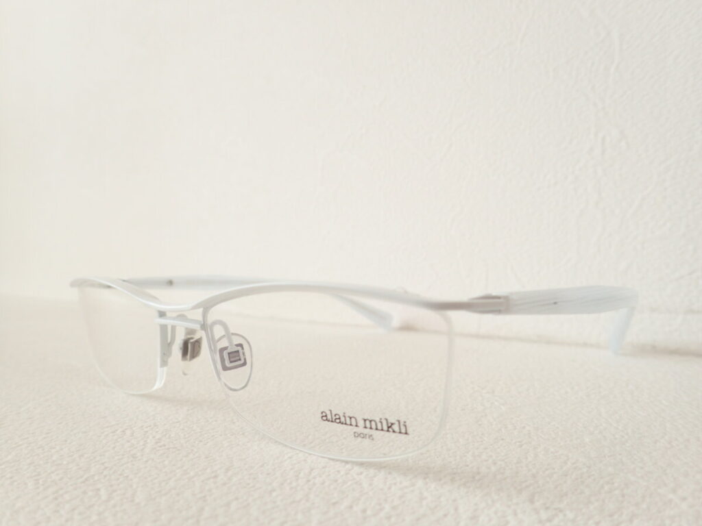 白で統一された眼鏡が面白い。｜アランミクリ（alainmikli）「A00421JW」
