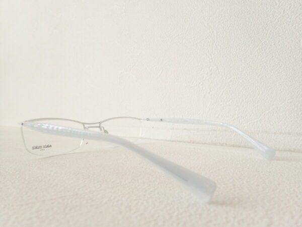 白で統一された眼鏡が面白い。｜アランミクリ（alainmikli）「A00421JW」-alain mikli 