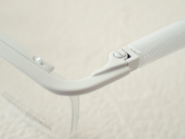 白で統一された眼鏡が面白い。｜アランミクリ（alainmikli）「A00421JW」-alain mikli 