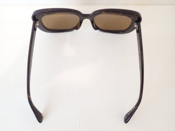 男性でも眉毛まで隠れる大きいサングラスです。｜OLIVER PEOPLES（オリバーピープルズ）Nella-OLIVER PEOPLES 