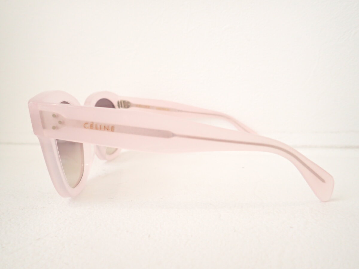 女性デザイナーが魅せる色使い。夏にピッタリの大きめ桜貝ピンクのサングラス：セリーヌ（CELINE）「CL40002U」-CELINE 