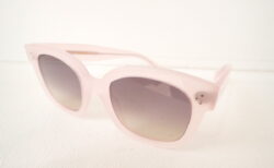 女性デザイナーが魅せる色使い。夏にピッタリの大きめ桜貝ピンクのサングラス：セリーヌ（CELINE）「CL40002U」