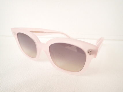 女性デザイナーが魅せる色使い。夏にピッタリの大きめ桜貝ピンクのサングラス：セリーヌ（CELINE）「CL40002U」