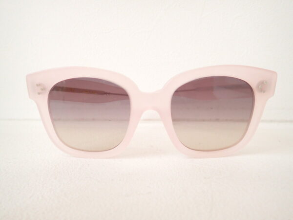 女性デザイナーが魅せる色使い。夏にピッタリの大きめ桜貝ピンクのサングラス：セリーヌ（CELINE）「CL40002U」-CELINE 